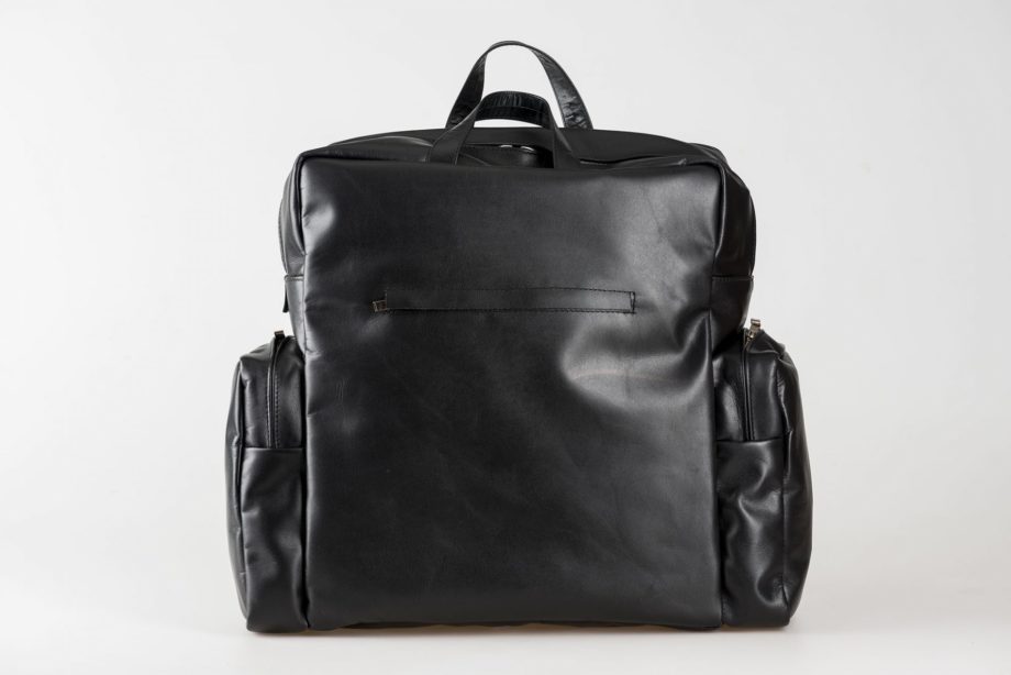 vegetable tanned leather Backpack in black with side pockets